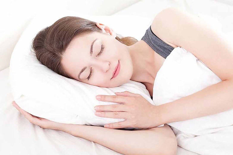 alt text: Hình ảnh người phụ nữ đang ngủ ngon giấc, Woman sleeping peacefully