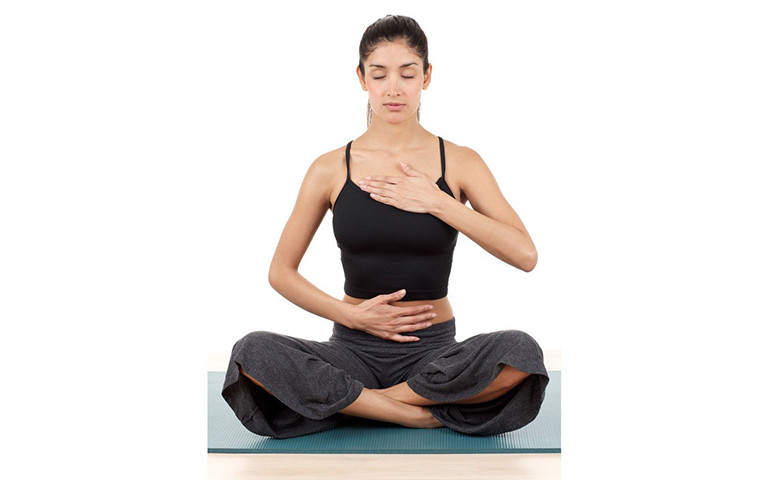 alt text: Hình ảnh người phụ nữ đang tập hít thở sâu, Woman practicing deep breathing